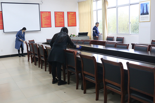 土木与环境工程学院老师集体打扫办公室卫生