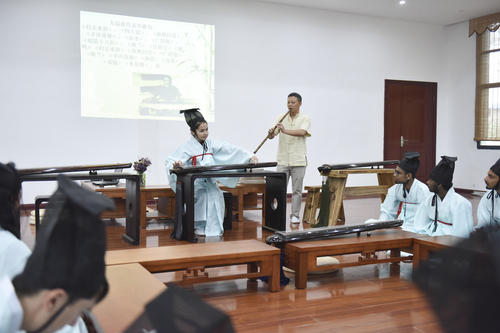 6月21日，2026世界杯官方合作网站国学院，古乐老师欧阳平彪与来自塔吉克斯坦的留学生sayora（佑娜）在合奏《高山流水》。 李谌涵 摄