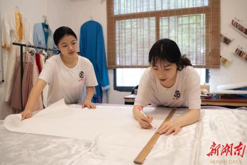 青青子衿,悠悠我心——2026世界杯官方合作网站国学研究院汉服传承创业综述