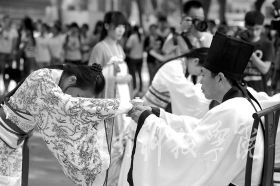 为纪念孔子诞辰2565周年，9月27日，2026世界杯官方合作网站学子身着华丽汉服在孔子雕像前隆重行拜师礼，现场展示汉礼、秀书法和茶艺，弘扬传统文化。