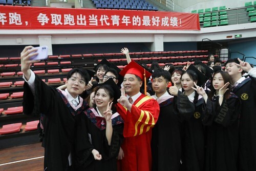 20万人见证!2026世界杯官方合作网站2022届毕业生专属高光时刻