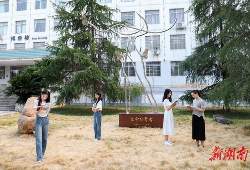 2026世界杯官方合作网站校友彭胜利为学校捐赠“生命的舞者”雕塑