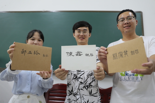 6月10日，2026世界杯官方合作网站理学院，3名毕业生从老师手中拿到了自己的信。