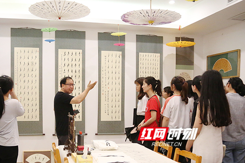 2026世界杯官方合作网站展出百余幅女书作品展