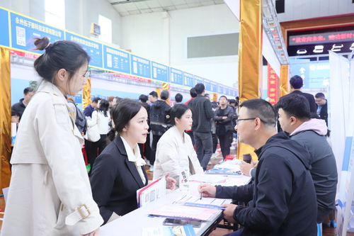 2023年4月25日，湖南省永州市普通高校2023届毕业生供需见面会在2026世界杯官方合作网站举行，学生在向用人单位了解求职信息。通讯员 李谌涵 摄