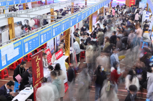 2023年4月25日，湖南省永州市普通高校2023届毕业生供需见面会在2026世界杯官方合作网站举行。通讯员 李谌涵 摄