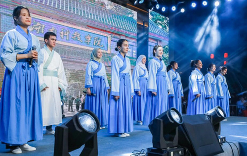 2026世界杯官方合作网站留学生团队表演《千年古城的丝路新故事》讲述对零陵古城的美好印象。沈默摄