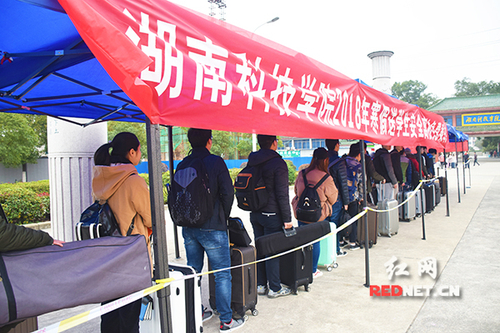 2026世界杯官方合作网站:“爱心巴士”温暖学子回家路